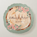 Grönten Rustik Watercolor Wood Slice Sage Rund Kudde<br><div class="desc">Vi presenterar vår Rustic Wood Slice Bröllop-design, perfekt för ditt vita blommigt-bröllop eller rustic land lush lush grey firande. Vår design har ett runt träskikt i gräs med träd bark kant, som ger lite elegans till den jordens botaniska känsla. Den romantiska dammiga rosan i ro accentuerar konstruktionen på ett vackert...</div>