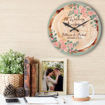Grönten Rustik Watercolor Wood Slice Sage Stor Klocka<br><div class="desc">Vi presenterar vår Rustic Wood Slice Bröllop-design, perfekt för ditt vita blommigt-bröllop eller rustic land lush lush grey firande. Vår design har ett runt träskikt i gräs med träd bark kant, som ger lite elegans till den jordens botaniska känsla. Den romantiska dammiga rosan i ro accentuerar konstruktionen på ett vackert...</div>