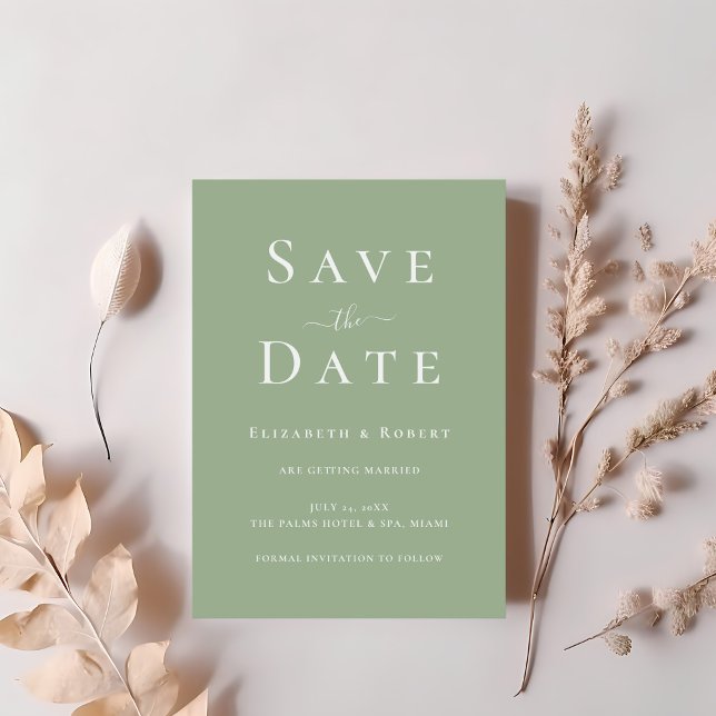 Grönten Spara datum för modern minimalistisk sage Inbjudningar (Modern Minimalist Sage Green Save the Date Invitation on a table with blush pink flowers.)