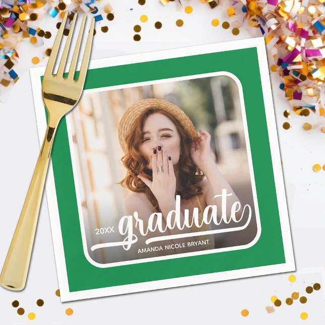 Grönten student Photo Bold Script Pappersservett (Your photo, name, class year and "Graduate" in a cool script on green background party napkins)