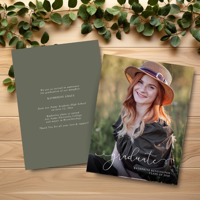 GRÖNTEN Studenten i BUDGET-Elegantens skript Fotos (BUDGET Elegant Script Photo Sage Green Graduation Announcement)
