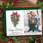 Grönten Watercolor Gräs Calligraphy Bläck Photo  Julkort<br><div class="desc">Modern Elegant Calligraphy Bläck Script Watercolor Tallar Winter Grey med Burgundy Red Ribbon Bow-prydnadsföremål,  Gräs Cones och Holly Berries Photo Glad helg Card - Grönt</div>