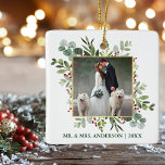 Grönten Watercolor Greenery Berries Bröllop Photo  Julgransprydnad Keramik<br><div class="desc">Elegant Watercolor Winter Greenery Mr. och Bröllop Photo Newlyged jul Ornament omfattar eukalyptus löv och röda hollbär. Grönt Text. Guld Ram.</div>