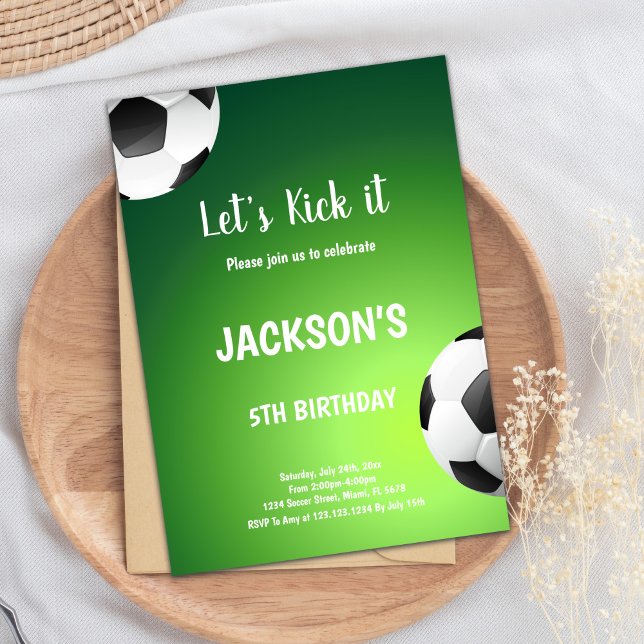 Gröntens bakgrundsporttema inbjudningar (Let's Kick it Green Back Soccer Birthday Invitation)