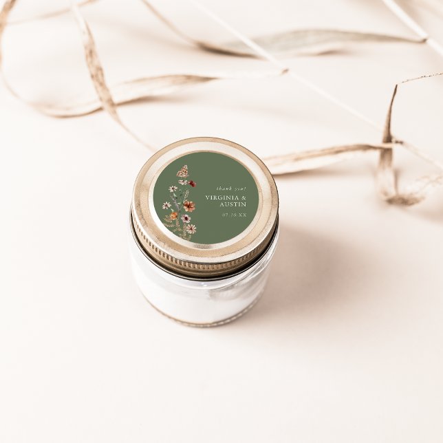 Gröntens Blommigt, klassiskt runt etikett (Sage Green Floral Classic Round Sticker with Butterfly by Painted Paperie
)