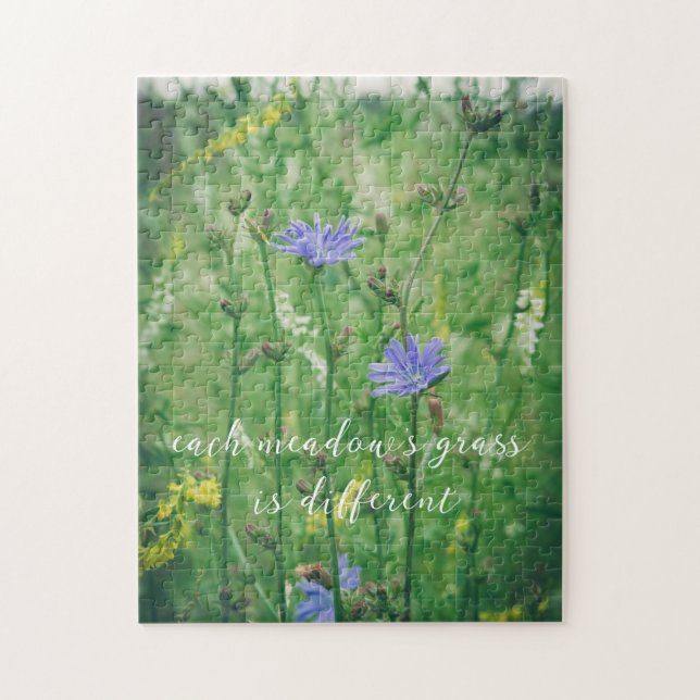 Gröntens sommarskugga med blåa blommor pussel (Vertikal)