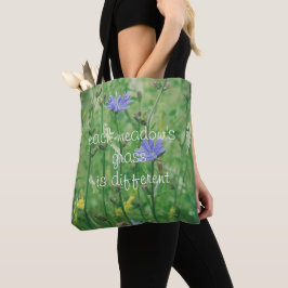 Gröntens sommarskugga med blåa blommor tygkasse