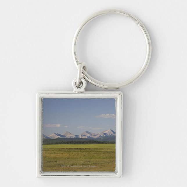 Gröntfält och Rolling Hills med berg Fyrkantig Silverfärgad Nyckelring (Framsidan)