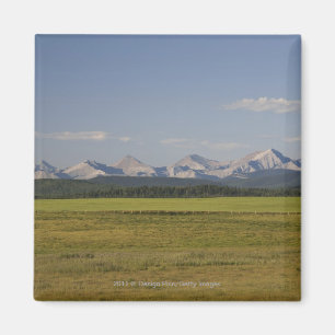 Gröntfält och Rolling Hills med berg Magnet