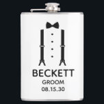 Groom Black Bow Tie Fickplunta<br><div class="desc">Kolven på 8 oz är en underbar för brudgummen. Om all din bröllopsfest kommer att ha kostym på sig är det en perfekt med suspensioner och en båslips i svart. Avslappnaden är ännu formell. Det skulle vara underbart för en bachelor helg eller bachelor party. En roligt gåva för underbar tid....</div>