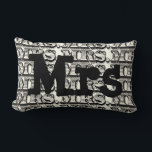 Groom Black och Ivory Typography Mönster Lumbarkudde<br><div class="desc">Fru Monogram Anpassningsbar Accent Pillow på Grått Ni kan anpassa denna vackra Vintage Inslag Black och Ivory Vintage Retro Tyograohy Pillow till att säga vad ni vill eller använda den nuvarande fru för Bride/frun eller köpa två fru och en Mr för Newlyweds. Tittar du för 2:a årsdagen av gåvor? Den...</div>