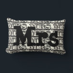 Groom Black och Ivory Typography Mönster Lumbarkudde<br><div class="desc">Fru Monogram Anpassningsbar Accent Pillow på Grått Ni kan anpassa denna vackra Vintage Inslag Black och Ivory Vintage Retro Tyograohy Pillow till att säga vad ni vill eller använda den nuvarande fru för Bride/frun eller köpa två fru och en Mr för Newlyweds. Tittar du för 2:a årsdagen av gåvor? Den...</div>