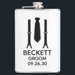 Groom Black Tie Fickplunta<br><div class="desc">Denna kolv är perfekt för rummen. Om all din bröllopsfest kommer att ha kostym på sig så skulle det vara perfekt för dem alla. Avslappnaden är ännu formell. De skulle vara underbara för en reklamfest eller helg. Titeln kan ändras till best man, groomsman, vaktmästare osv.</div>