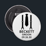 Groom Black Tie Flasköppnare<br><div class="desc">De här knappöppnarna i flaska är perfekt för en bilkunds party eller helg. Om all din bröllopsfest kommer att ha kostym på sig så skulle det vara perfekt med suspenderare och en slips i svart. Avslappnaden är ännu formell. Titeln kan ändras till best man, groomsman, vaktmästare osv. Hämta en till...</div>
