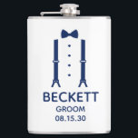 Groom Blue Bow Tie Fickplunta<br><div class="desc">Kolven på 8 oz är en underbar för brudgummen. Om all din bröllopsfest kommer att bära kostym, så skulle det vara perfekt med suspenderare och en blå fluga. Avslappnaden är ännu formell. Det skulle vara underbart för en bachelor helg eller bachelor party. En roligt gåva för underbar tid. Ta en...</div>