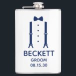 Groom Blue Bow Tie Fickplunta<br><div class="desc">Kolven på 8 oz är en underbar för brudgummen. Om all din bröllopsfest kommer att bära kostym, så skulle det vara perfekt med suspenderare och en blå fluga. Avslappnaden är ännu formell. Det skulle vara underbart för en bachelor helg eller bachelor party. En roligt gåva för underbar tid. Ta en...</div>
