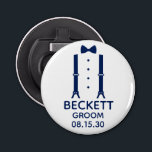 Groom Blue Bow Tie Flasköppnare<br><div class="desc">Den här knappöppnaren flaska är perfekt för trimningen. Om all din bröllopsfest kommer att bära kostym, så skulle det vara perfekt med suspenderare och en blå fluga. Avslappnaden är ännu formell. Det skulle vara underbart för en bachelor helg eller bachelor party. Perfekt för att öppna hela det flaskor som du...</div>
