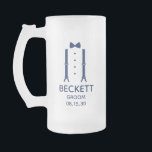 Groom Blue Bow Tie Frostat Ölglas<br><div class="desc">Det här 16 oz frostat öl mugg är en underbar för brudgummen. Om all din bröllopsfest kommer att bära kostym, så skulle det vara perfekt med suspenderare och en blå fluga. Avslappnaden är ännu formell. Det skulle vara underbart för en bachelor helg eller bachelor party. En roligt gåva för underbar...</div>