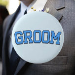 GROOM - Blue College Font Bröllop & Bachelor Party Knapp<br><div class="desc">Visa av bröllop-pridet med den här "GROOM"-knappen i fet college-stil-blå text. Perfekt för bilfester, förlovning-middagar, bröllop-repetitioner eller som roligt på den stora dagen. Den här kommandoknappen är ett underbart sätt för den grupp som ska visas - eller så kan du kombinera den med motsvarande BRIDE-knapp för ett sött pars uppsättning....</div>
