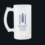 Groom Blue Tie Frostat Ölglas<br><div class="desc">Det här 16 oz-förkylda ölet mugg skulle vara underbart för brudgummen. Om all din bröllopsfest kommer att ha kostym på sig så skulle det vara perfekt med suspenderare och en slips i blått. Avslappnaden är ännu formell. De skulle vara underbara för en reklamfest eller helg. Titeln kan ändras till best...</div>