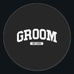 Groom Bride 2025 Ny gifta Par Förlovning W Runt Klistermärke<br><div class="desc">Groom Bride 2025 Ny gifta Par Förlovning Bröllop</div>