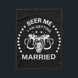 Groom Bride Beer Me, jag Gifta sig Bachelor P Fleecefilt<br><div class="desc">Groom Bride Beer Me jag Gifta sig Bachelor Party</div>