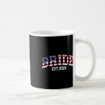 Groom Bride Est. 2025 USA flagga Ny gifta par Kaffemugg<br><div class="desc">Groom Bride Est. 2025 USA flagga Par Bröllop</div>