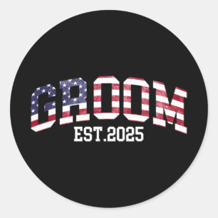 Groom Bride Est. 2025 USA flagga Ny gifta par Runt Klistermärke
