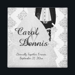 Groom & Bride Keepsaké Magnet<br><div class="desc">Bröllopsdagens favoritmagneter. En Bröllopsdag från redot Bride and Groom för att anpassa sig. Obs! Alla mallområden behöver inte ändras. 📌 Om du behöver anpassa ytterligare klickar du på knappen "Klicka för att anpassa ytterligare" eller "Anpassa eller redigera design" och användor verktyg för att ändra storlek, rotera, ändra text färg, lägga...</div>