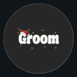 Groom Bride Santa Par julutseenden Julafton P Runt Klistermärke<br><div class="desc">Groom Bride Santa Par julutseenden Julafton Pajamas</div>