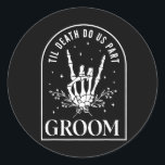 Groom Bride Skeleton Sten Hand Par Bröllop Hal Runt Klistermärke<br><div class="desc">Groom Bride Skeleton Sten Hand Par Bröllop Halloween</div>