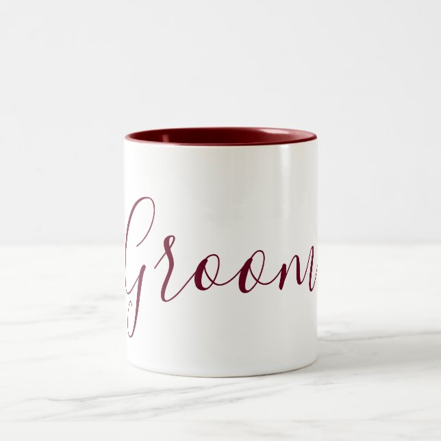 Groom Burgundy och White Cursive Två-Tonad Mugg (Center)