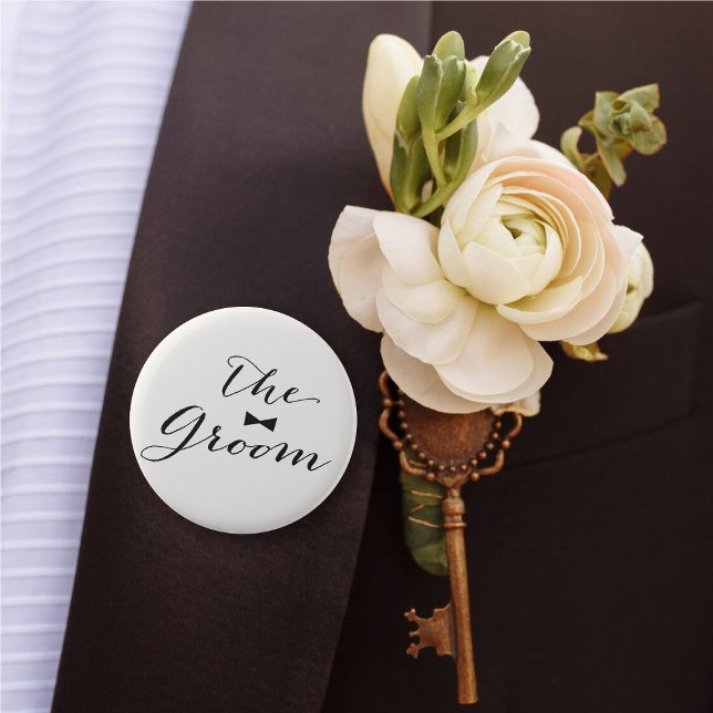 Groom Classic Script Bow Tie Bröllop Brudens sida Knapp ('The Groom' Bow Tie Classic Script Calligraphy Wedding Rehearsal Pin Button @ fatfatin_blue_knot)