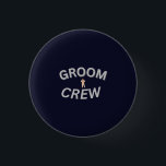 Groom Crew | Knappen bröllopsfest Knapp<br><div class="desc">Fira gruppens stora dag med denna djärva "Groom Crew"-knapp,  perfekt för marskalkar,  bästa man och besättningen i bröllop. Perfekt för bachelor-fester,  repetitionsmiddagar,  bröllopsdag-fotopuffar med mera. Ett underbart tillbehör för att visa upp laganda och stöd för gruppen. Snyggt och roligt för jacka,  säckar eller party-utrustning!</div>