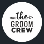 Groom Crew Runt Klistermärke<br><div class="desc">Få besättningen att framträda i folkmassan,  en perfekt för bröllop.</div>