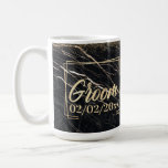 Groom Elegant: Golden Marble Firande Kaffemugg<br><div class="desc">Den här sofistikerade designen presenter i ord "Groom" i ett skript för elegant, exakt centrerad inom ett förfinat guld geometriskt ram. Anpassadet 02/02/20xx står nedan. Den lyxiga svarta marmorbakgrunden, som söktes med en slående vit och guld, accentueras genom att guld glitter krymps från toppen och skapar ett framstående och berömmande...</div>