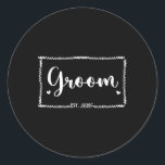 Groom Est. 2025 Bröllop Matching Make Just Marr Runt Klistermärke<br><div class="desc">Groom Est. 2025 Bröllop Matchande Make Ny gifta Manar</div>