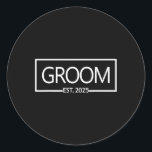 Groom Est. 2025 Bröllop Matching Make Just Marr Runt Klistermärke<br><div class="desc">Groom Est. 2025 Bröllop Matching Make Ny gifta Me</div>