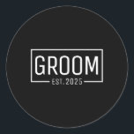 Groom Est. 2025 Gift Bröllop Förlovning Komma igån Runt Klistermärke<br><div class="desc">Groom Est. 2025 Gift Bröllop Förlovning - Redo 1</div>