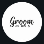 Groom Est. 2025 Gift Bröllop Förlovning Runt Klistermärke<br><div class="desc">Groom Est. 2025 Gift Bröllop Förlovning</div>
