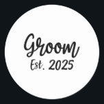 Groom Est. 2025 Manar Bröllop Förlovningsfest Gro Runt Klistermärke<br><div class="desc">Groom Est. 2025 Manar Bröllop Förlovningsfest Groom</div>