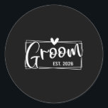 Groom Est. 2026 Make Bröllop Engag Runt Klistermärke<br><div class="desc">Groom Est. 2026 Make Ny gifta Bröllop Förlovning Manar</div>
