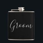 Groom Favor Bachelor-fest Fickplunta<br><div class="desc">En underbar gåva till Groom,  det här gör perfektens kolv till en Bachelors party. Den här kolven har en svart bakgrund och innehåller texten "Groom" skriven med lätt kursivt grått-teckensnitt. Köp din i dag</div>