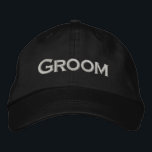 GROOM Hat Broderad Keps<br><div class="desc">Handlig design för brudgummen till bäran för hans stämpel och annat manligt äventyr. Jamie Wogan Edwards</div>
