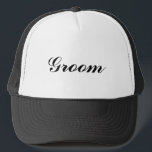 Groom Hat Keps<br><div class="desc">Vare sig han är avslappnad av bassäng eller hjälper till med bröllop-förberedelserna,  så kommer den här "brudgummen" att behålla honom stilfullt skuggad. Perfekt till bilfesten.</div>