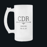 Groom Initialer Frostat Ölglas<br><div class="desc">Den här 16 oz friterade ölen mugg är perfekt för brudgummen. Han kommer till kärlek att det är monogrammat. Det skulle vara underbart för hans reklamfest eller helg. Han kommer att få sitt eget öl mugg att sjunka från när han hänger ut och party. Titeln kan ändras till best man,...</div>