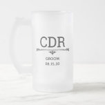Groom Initialer Frostat Ölglas<br><div class="desc">Den här 16 oz friterade ölen mugg är perfekt för brudgummen. Han kommer till kärlek att det är monogrammat. Det skulle vara underbart för hans reklamfest eller helg. Han kommer att få sitt eget öl mugg att sjunka från när han hänger ut och party. Titeln kan ändras till best man,...</div>