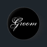 Groom-knapp i svart knapp<br><div class="desc">Den här återtagsknappen har en vit elegant-textdesign på en svart bakgrund: Groom - perfekt för engagerade killar!</div>