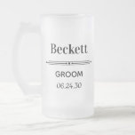 Groom Personlig Frosted Glass Beer Mugg<br><div class="desc">Den här 16 oz friterade ölen mugg är perfekt för brudgummen. Han kommer att kärlek om att det är praktiskt och användbart. Det skulle vara underbart för din bachelor helg. Titeln kan ändras till best man,  groomsman,  vaktmästare osv.</div>