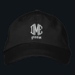 Groom Personligt bröllp Monogram Baseball Cap Broderad Keps<br><div class="desc">Överraska brudgummen med den här coolan baseball stil-hatten som har hans 3 brev monogram och ord-groomen nedanför. Ändra enkelt texten och taket för färg så att det passar ditt bröllop-tema/färger. Det gör en förlovning eller bröllopsgåva till fantastisk. De samordnade prickarna ser bra ut även i fotona. Enkla och klassiska, men...</div>